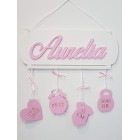 1 dřevěné jméno na tabulce s údaji o narození Linda