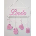 1 dřevěné jméno na tabulce s údaji o narození Linda