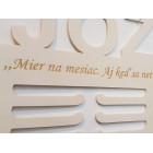 Dřevěný držák na medaile s názvem a laserem vytvořeným textem 45cm