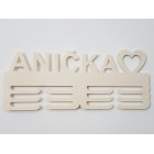 Dřevěný závěs na medaile s jménem a srdíčkem 45cm