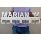 80cm dřevěný věšák na medaile s laserováním a jménem Marian