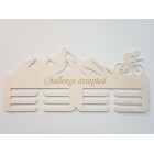 Dřevěný držák na medaile s jménem a laserovaným textem 45cm hory