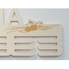 Dřevěný držák na medaile s názvem a laserovým textem 55cm běh plavání