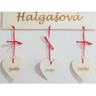 Dřevěná jmenovka RODINA šířka 30cm-3ks srdíčka