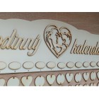 Dřevěný rodinný kalendář typu B se nápisem "Rodinný kalendář" SRDCE