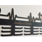 Dřevěný věšák na medaile malovaný 55cm fotrámeček a gravírování. Text na zakázku