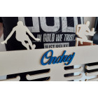 80 cm dřevěný věšák na medaile s barevným jménem