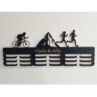 Dřevěný věšák na medaile s horami malovaný, 55 cm s vyrytím