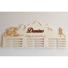 80cm dřevěný věšák na medaile s laserováním a jménem - Domino