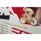 80cm dřevěný věšák na medaile s laserováním a jménem - Domino