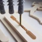 80cm dřevěný věšák na medaile s laserováním a jménem - Domino