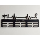 Dřevěný věšák na medaile malovaný 55 cm s vygravírovaným motivem agility