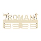 Věšák na medaile s názvem karate a fotbal