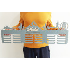 80cm dřevěný věšák na medaile + malování + jméno + šedý