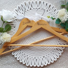 Svatební dřevěné věšáky 2 kusy HNĚDÉ