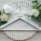 Svatební věšák Ženich BÍLÝ