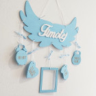 Jméno na křídlech s údaji o narození