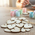 Doplňky vyřezávaného srdíčka s opálenými hranami k rodinnému kalendáři