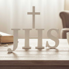 Dřevěný křesťanský nápis - JHS a křížek šířka 42cm