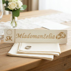 Dřevěná svatební SPZ s prstýnky