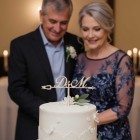 Dřevěný kolík iniciálky se šípem šířka 20cm