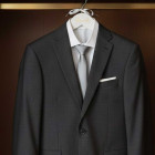 Svatební věšák Ženich BÍLÝ