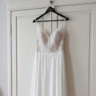 Svatební věšák s nápisem nevěsta ČERNÝ