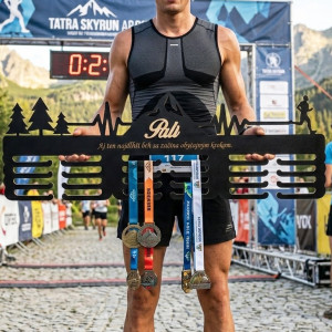 80 cm věšák na medaile 2