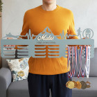 80cm dřevěný věšák na medaile + malování + jméno + šedý