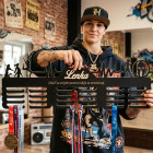 80cm dřevěný věšák na medaile + malování + jméno + sport