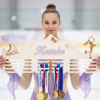 80cm dřevěný věšák na medaile s laserováním a jménem krasobruslení