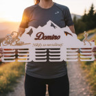 80cm dřevěný věšák na medaile s laserováním a jménem - Domino