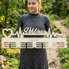 80cm dřevěný věšák na medaile s laserováním a jménem + pulz