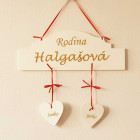 Dřevěná cedulka RODINA šířka 30cm-2ks srdíčka