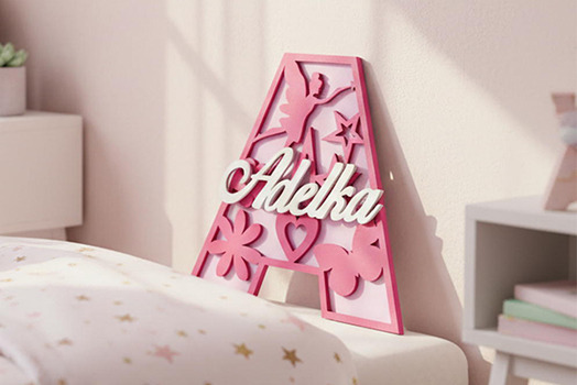 Dřevěná písmena se jménem a obrázky: osobní dekorace do dětského pokoje